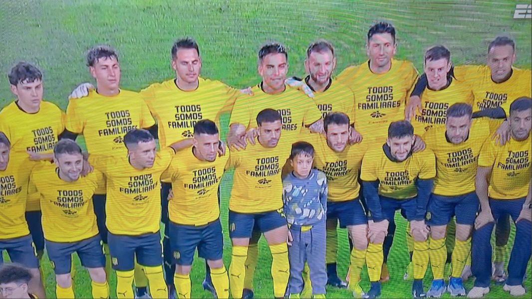 Elmuerto's tweet photo. Todos somos familiares

https://t.co/V3VXxaErZe

El plantel de Peñarol se presentó en el terreno de juego hoy luciendo camisetas que tenían la frase "Todos somos familiares”, sumándose a las acciones referentes al Mes de la Memoria por segundo año consecutivo. https://t.co/07nf0U1Zei