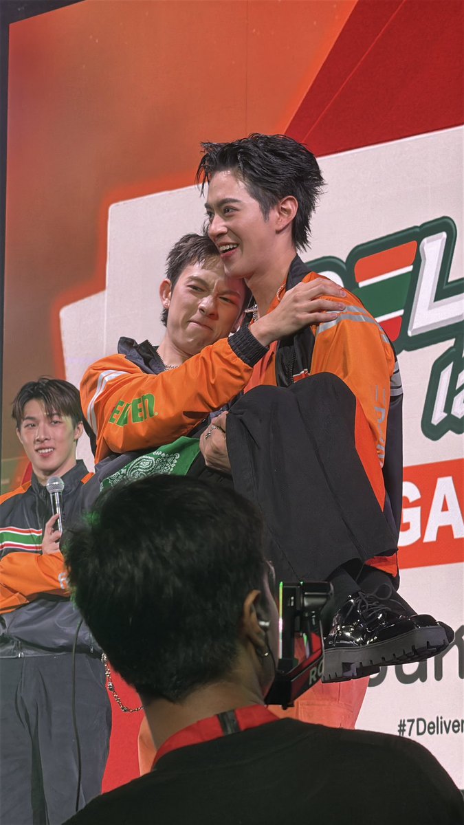 ppxxiip's tweet photo. พี่กันเป็นคนอุ้มต้องหนักป่าว555 

 #7DeliveryxPROXIEFanMeet https://t.co/AVV8jAljIw