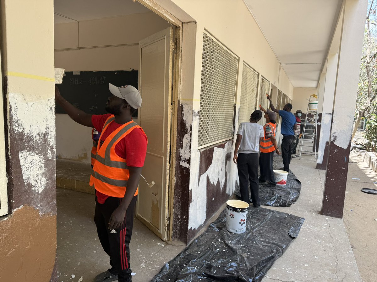 Niintche's tweet photo. Après 3 jours une partie du lycée Seydou Nourou commence à retrouver une nouvelle âme.
Les travaux continue rejoignez nous 
La citoyenneté en bandoulière 🇸🇳
#Deurkiss https://t.co/B7KPFdRQ6K