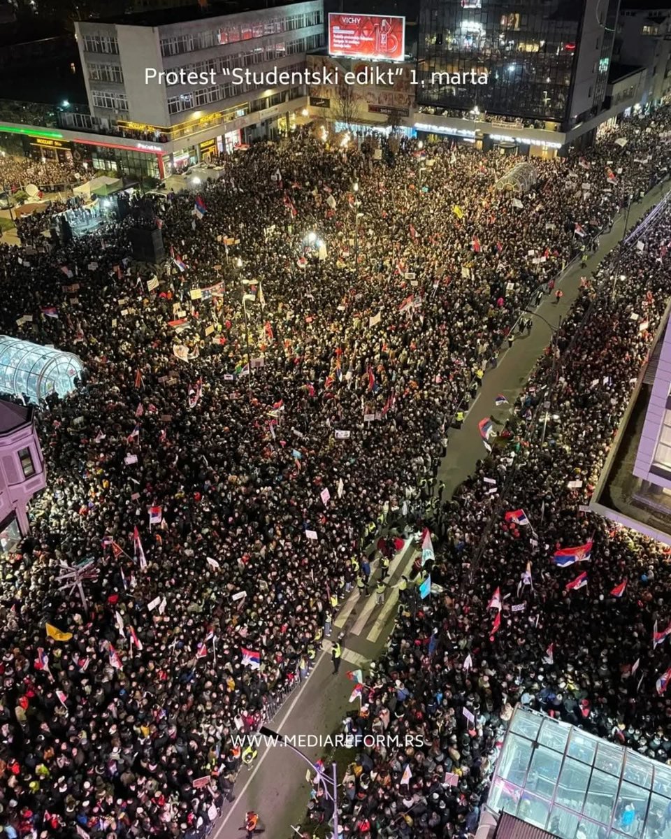 📷 Pogledajte kako je Trg kralja Milana izgledao 1. marta kada je održan veliki protest građana i građanki "Studentski edikt", kao i tokom jučerašnjeg "Svenarodnog sabora" naprednjaka, koji je umesto tri dana trajao nekoliko sati.