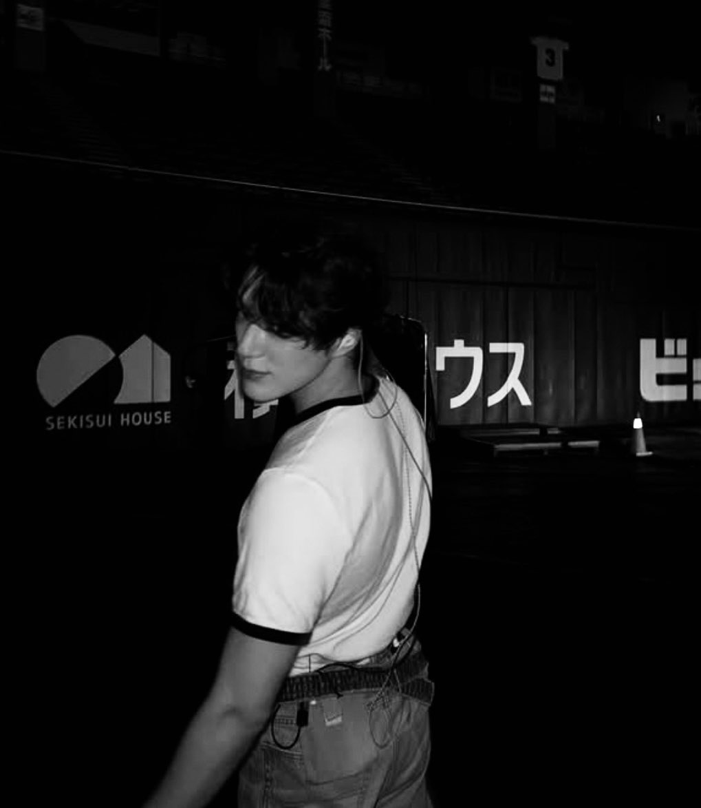 His charm doesn’t shout, it lingers. Soft eyes, strong hands, no explanation needed.