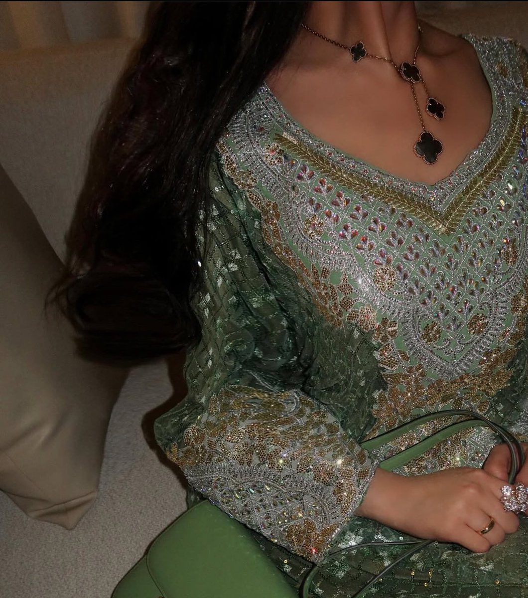 مدّ لي وصلك أنا مفتون فيك. 
وقلبي المشتاق شوقه فاضحه. 

أستحي من كلمة آحبك وأبيك. 
شوفها بعيني تراها واضحه !.