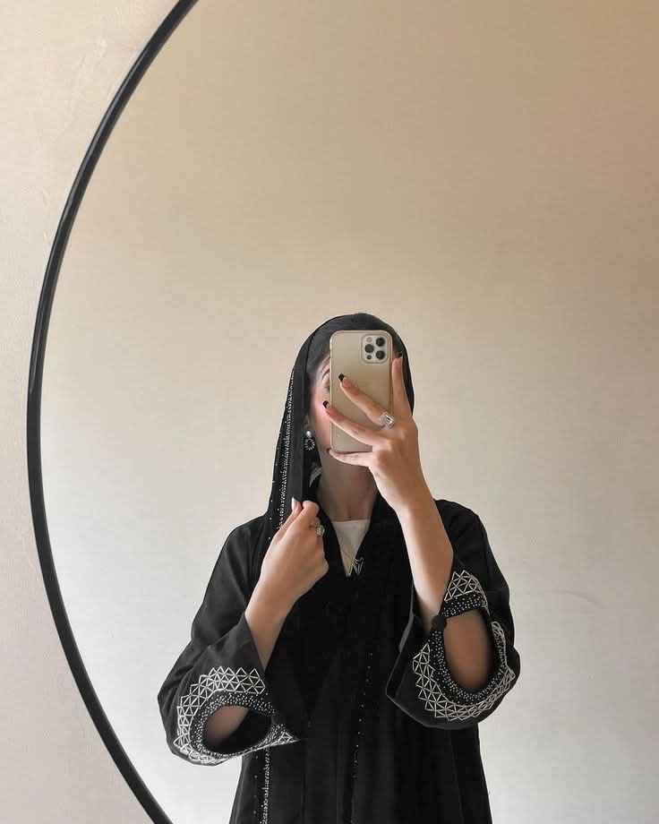 الثقه ب بالله هي : آن تبتسم وقت حزنك وتقول : قدر الله و مآ شآء فعل