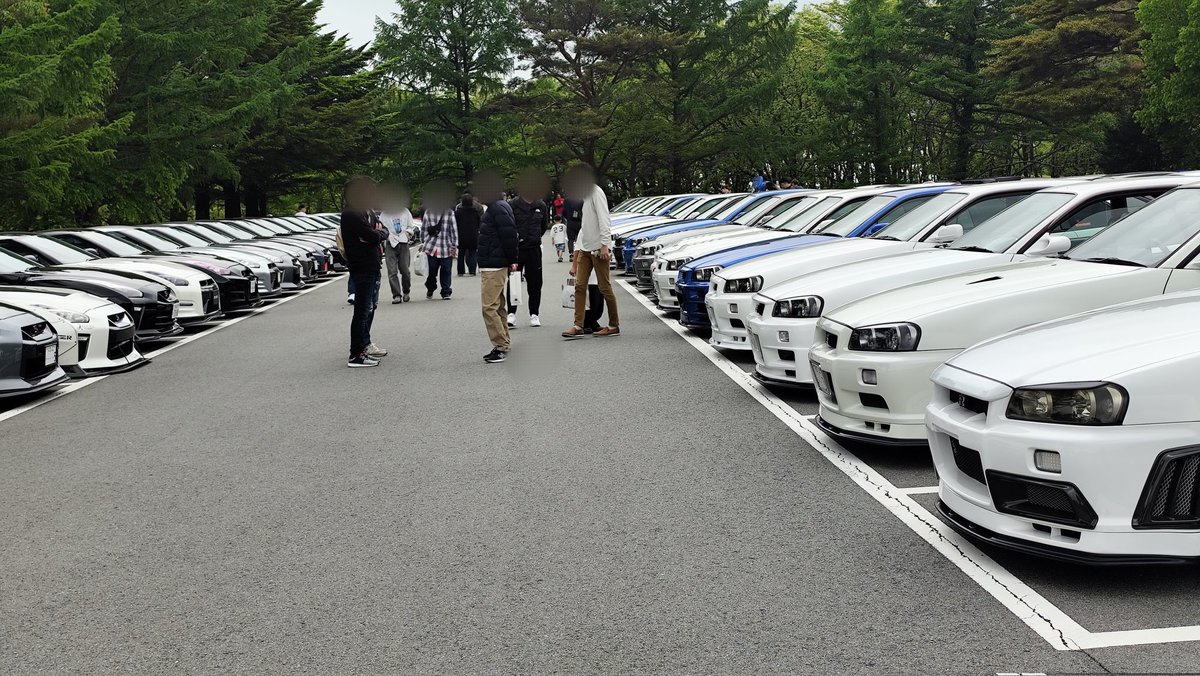 GTRFREAKS's tweet photo. 九州GT-R☆MTGに参加いただいた皆さんお疲れ様でした
とてもマナー良く楽しんでいただけて、これまでで一番平和なMTGになったと思います

瀬の本では次回10月26日に開催予定です
よろしければまたのご参加をお待ちしています
ありがとうございました

会場内　94台、会場外　12台 https://t.co/meB3MAy4RM