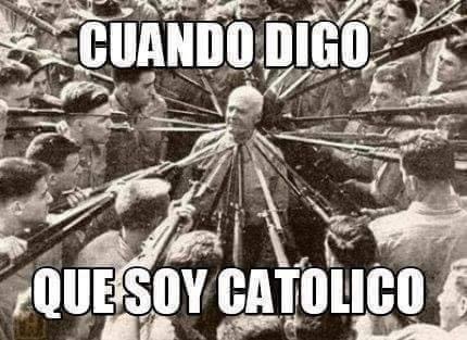 PadreTomasB's tweet photo. Es increíble la cantidad de comentarios de muchos haters. Para ellos, si dos sacerdotes son amigos y pasan un tiempo juntos, eso es señal de que son homosexuales. La verdad es que me hacen reír con lo básicos que son 🤣🤣🤣 

Gracias a Dios no soy homosexual. Aunque soy casto, soy 100% heterosexual, y sé lo que sufren los homosexuales que viven en castidad. Un muchacho (que no digo el nombre pero que me autorizó a hablar de su historia) que es homosexual, pero que vive en castidad y es parte del grupo "courage" me dijo lo siguiente: "padre, a nosotros los que más nos discriminan son los de los grupos LGBT. Nosotros tenemos la tendencia homosexual, pero vivimos en castidad y no tenemos sexo con nadie. Pero los de los grupos LGBT siempre nos atacan diciendo que somos unos reprimidos y se burlan de nosotros y de nuestra fe. Pero yo estoy orgulloso de ser católico, y estoy orgulloso de vivir la castidad. Nunca hubiese elegido ser gay. Nadie en su sano juicio elige tal cosa, aunque no se nace gay, pero yo lo soy desde muy joven. Sin embargo, si hubiese podido elegir, sería heterosexual. Pero vivo la castidad voluntariamente, porque sé que esa es mi cruz. Yo odio lo que Cristo odia, que es el pecado, y amo lo que Cristo ama que es a Dios". 

   El testimonio de este muchacho siempre me dejó claro que una cosa es la persona individual, y otra cosa son los grupos LGBT. Los grupos LGBT son grupos ideológicos que defienden el marxismo cultural. El homosexual individual no necesariamente comulga con los grupos LGBT. Es más, estos grupos odian a los hombres y mujeres que son católicos y que quieren vivir en castidad. Pues no muchachos, el pecado jamás se aceptará en la Iglesia, porque Cristo no lo acepta. El sexo fuera del matrimonio es siempre pecado mortal grave, y el sexo homosexual es antinatural y no puede recibir aprobación en ningún caso. 

    Yo tengo sacerdotes amigos y no tengo ningún deseo de acostarme con ellos por el simple hecho de no me gustan los hombres. Doy gracias a que no me gustan los hombres y me gustan las mujeres, pues eso quiere decir que sigo la ley de la naturaleza. Pero como sacerdote soy casto, porque Dios me pidió renunciar a una vocación maravillosa como es la vocación matrimonial, para consagrar mi vida a Dios. Si no hubiese sido sacerdote, me hubiese casado con una mujer de nacimiento (vale aclararlo hoy en día, pues mujer es la que tiene cromosomas XX) y hubiese tenido hijos como cualquier otro ser humano. Pero nunca se me ocurriría ser homosexual, ya que sé lo que sufren los homosexuales que viven en castidad y buscan ser buenos católicos. Nadie en su sano juicio elegiría tal cosa, por más que los grupos LGBT defiendan lo indefendible. 

   Por lo tanto, los que ven a dos sacerdotes amigos y ya de entrada piensan que son homosexuales por el hecho de ser amigos, solo puedo decirles que el ladrón piensa que son todos de su misma condición. Mejor vean un buen psicólogo que lo necesitan, y mejor aún: busquen tener una sincera conversión de corazón. Quien conoce a Cristo, soluciona todos sus problemas espirituales y en muchos casos también los emocionales.  Vean un buen psicólogo y conozcan a Cristo, así se dejan de escribir barbaridades en las redes sociales. 

   Bendiciones para todos, y feliz Domingo.