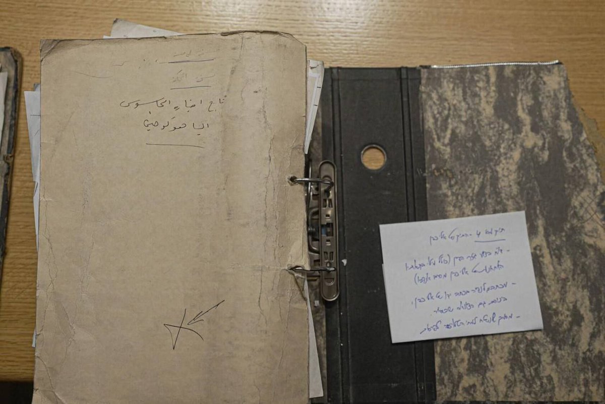 🚨🚨🚨
وسائل إعلام إسرائيلية تبث صور تتدعي انها  بعض الاغراض التي جلبها الموساد الإسرائيلي بعملية سرية وعددها نحو  2,500 وثيقة وصورة وأغراض شخصية من سوريا تعود لإيلي كوهن 
#سوريا