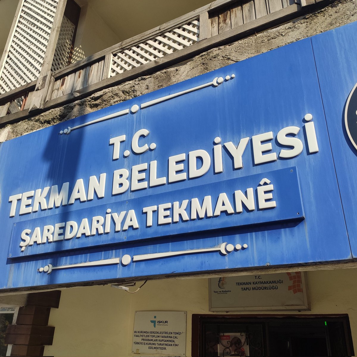 #SONDAKİKA | ÜLKENİN DİLİ Mİ DEĞİŞTİ!

Erzurum, Tekman Belediyesi, Belediye binasının tabelasını Kürtçe olarak değiştirdi.