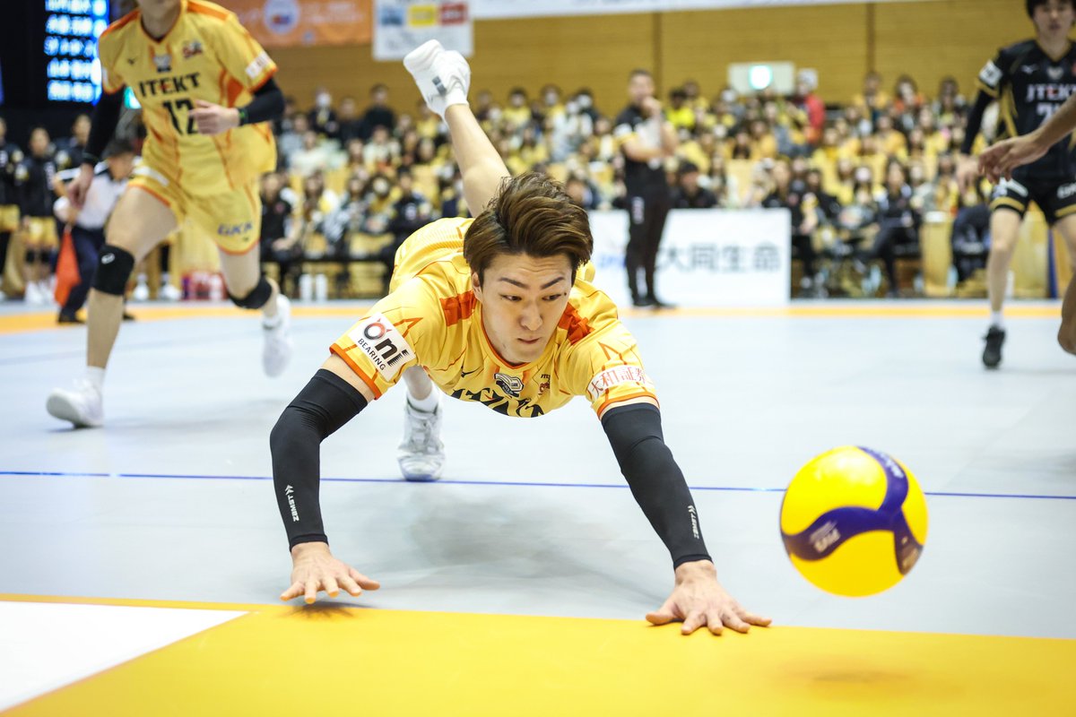 JTEKTSTINGS's tweet photo. ／
2024-25 SEASON REVIEW🏐
STINGS 一問一答🐝💨💨💨
＼

#都築仁 選手編🐝

Q. 今シーズン、自身のベストプレーは?
A. なし

Q. 今シーズンをひと言で表すと?
A. 何もできなかった悔しいシーズン

Q. 来シーズンに向けて決意をひと言！
A. 自分で限界を決めずに頑張ります！

Q. ファンの皆さまへメッセージ
A. 最高のSTINGSファミリーでした！

#ジェイテクトSTINGS愛知
