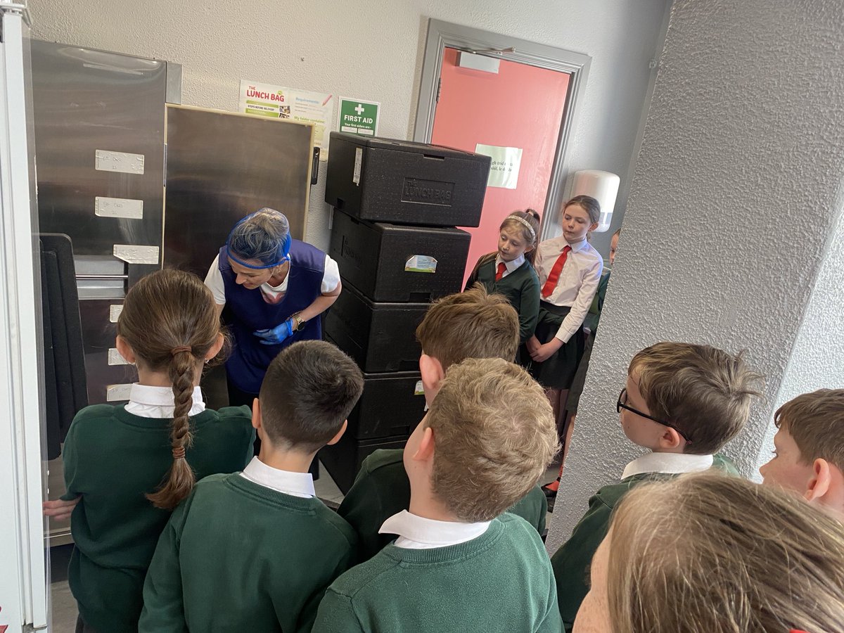 Ar an Aoine, thaispeáin Mariona, ón Lunch Bag, cad a dhéanann sí sa chistin chun ár lóin te a hullmhú. Bhí sí an-shuimiúil agus táimid an-bhuíoch as ucht an obair a dhéanann sí ar ár son🙏😋 ⁦<a href="/GaelscoilAU/">GaelscoilAU</a>⁩