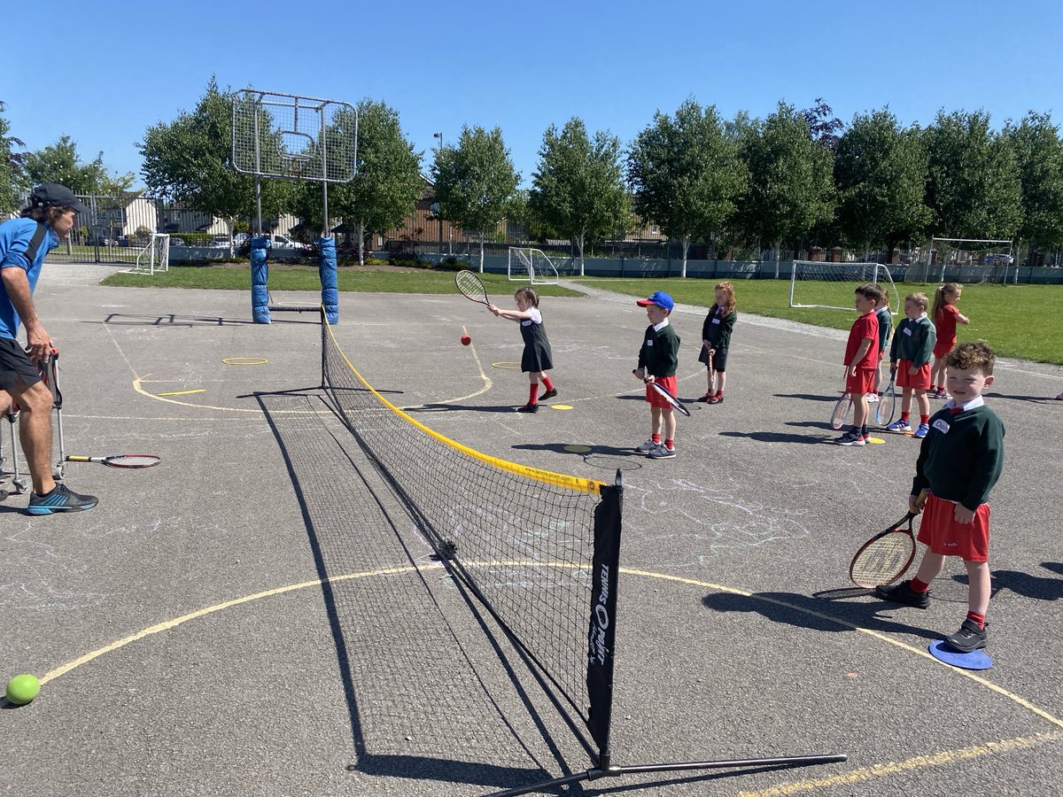 Bhain Naíonáin Bheaga agus Mhóra an-sult as an leadóg le Kieran Galvin gach Céadaoin. Seans ann go mbeidh cuid acu ag imirt i Wimbledon sa todhchaí!🤗🎾 ⁦<a href="/GaelscoilAU/">GaelscoilAU</a>⁩
