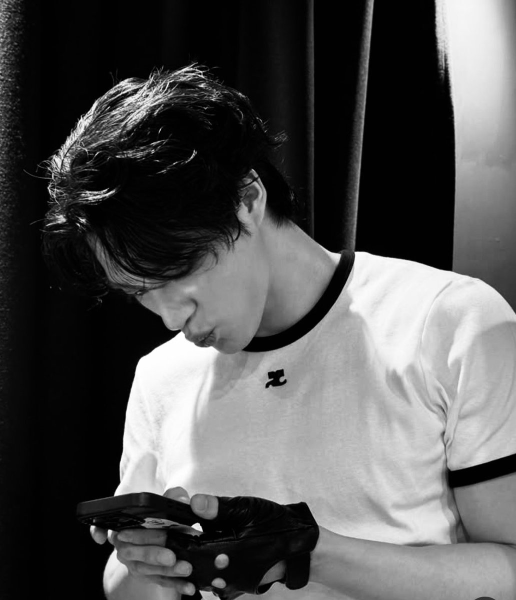 Backstage, Jeno is quieter.