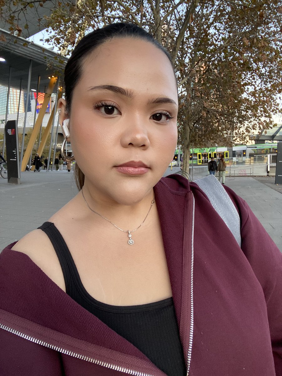 reinaawwrr's tweet image. Foundation : nars/dior
Primer : bobbi brown
Concealer : pat mcgrath, natasha denona, haus lab
Eyebrows : nyx
Mascara : barenbliss or holika2
Blush/highlight/contour : hourglass palette
Powder : givenchy
Lips: tower 28 + fenty
Setting spray: huda beauty n charlotte tillbury