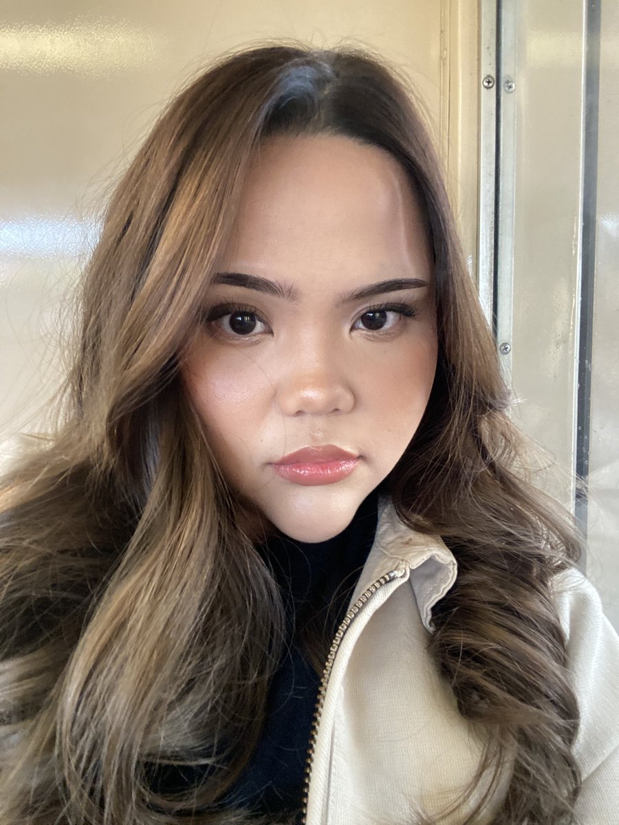 reinaawwrr's tweet image. Foundation : nars/dior
Primer : bobbi brown
Concealer : pat mcgrath, natasha denona, haus lab
Eyebrows : nyx
Mascara : barenbliss or holika2
Blush/highlight/contour : hourglass palette
Powder : givenchy
Lips: tower 28 + fenty
Setting spray: huda beauty n charlotte tillbury