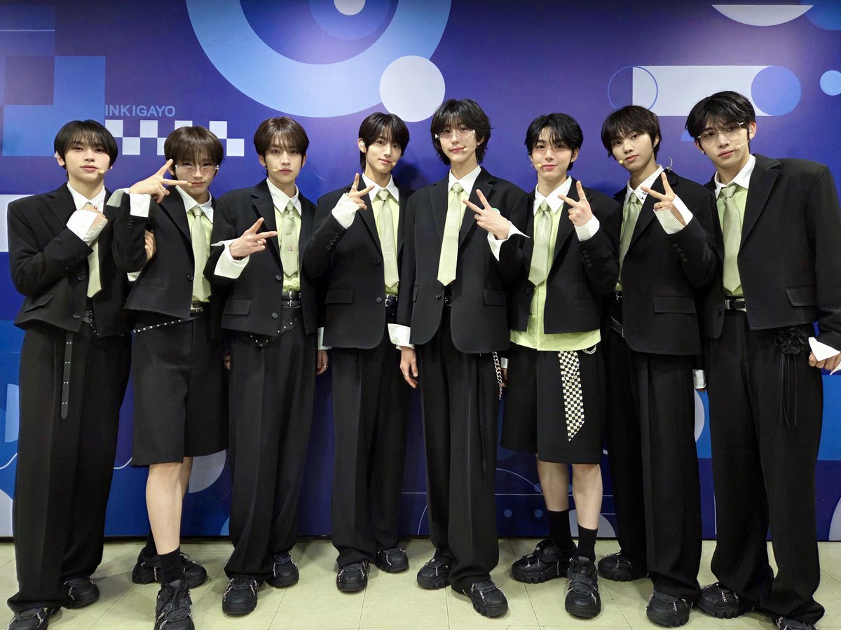 [📸] #IDID_IT
IDID #인기가요 무대 완료👑

아이딧의 #꽃피울CROWN 스페셜 스테이지를 함께해 주셔서 감사합니다🌷
열심히 데뷔 준비해서 돌아올게요🌠

#IDID #아이딧