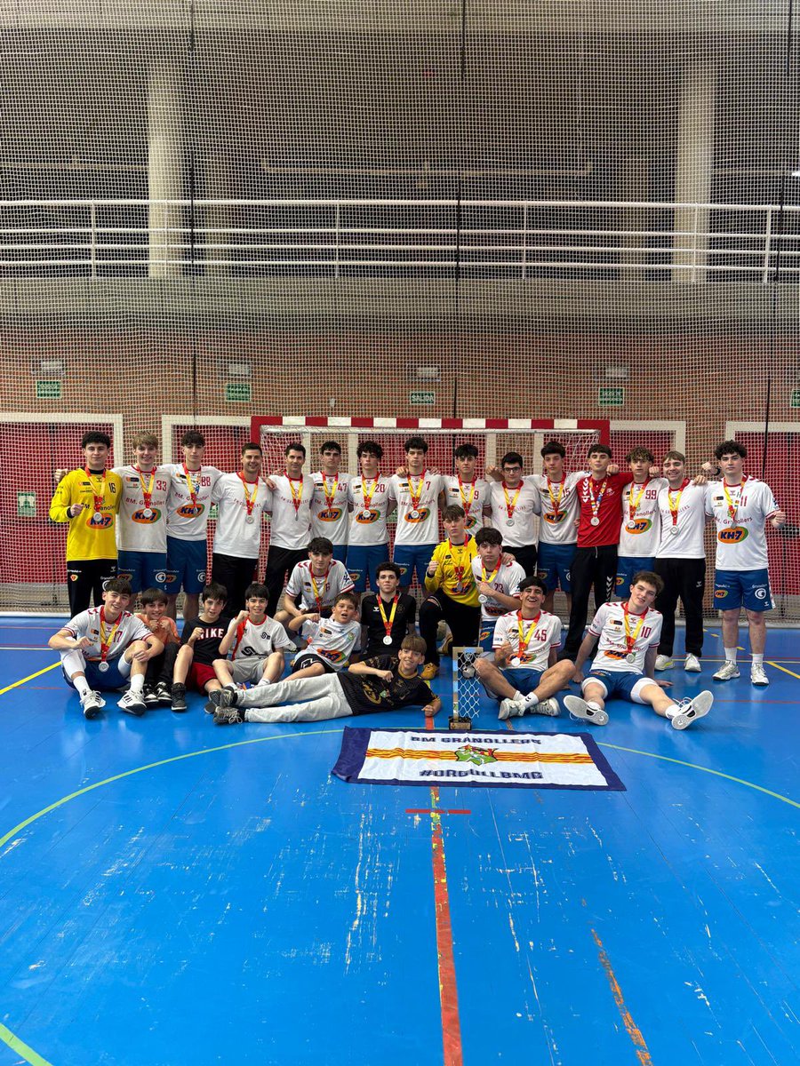 El Juvenil A Masculí s’ha proclamat subcampió d’Espanya! 🥈⭐️🚀

El KH-7 BM Granollers ha disputat la final davant el Barça Juvenil (39-27) a Alcobendas. 

Enhorabona nois per aquest torneig! 👏🏻👏🏻👏🏻 

#BASEBMG #BMGx80 #orgullbmg⚪️🔵
