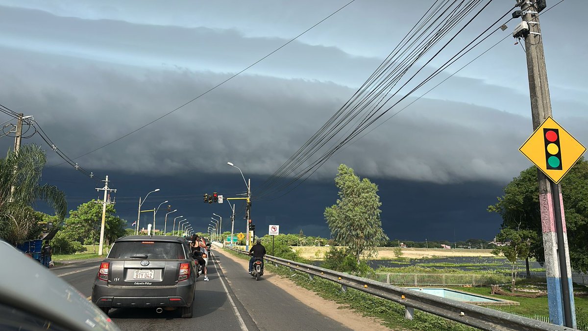 #Hoy | Así se veía el frente de tormentas está mañana temprano desde la ciudad de Pilar, departamento de Ñeembucu.🇵🇾⛈️😱
Foto de Valentina 
9:50 am 
18/05/2025