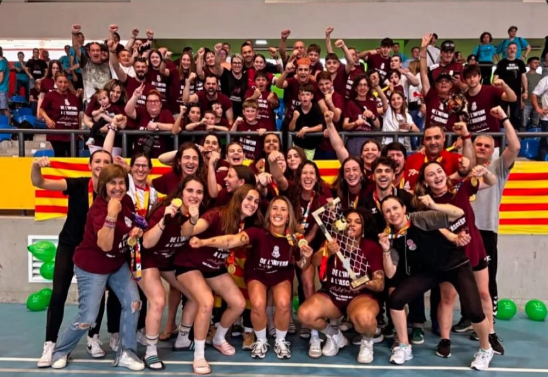Xavi Casals (@xavicasals_) on Twitter photo 👏 ASCENS HISTÒRIC del <a href="/LleidaHC/">Lleida Handbol Club</a> a la Divisió d’Honor Or #handbol després de superar a l’Errotabarri d’Ermua (23-25), com a primeres de grup.
#Lleida #DHPlataFem 👏 ASCENS HISTÒRIC del <a href="/LleidaHC/">Lleida Handbol Club</a> a la Divisió d’Honor Or #handbol després de superar a l’Errotabarri d’Ermua (23-25), com a primeres de grup.
#Lleida #DHPlataFem