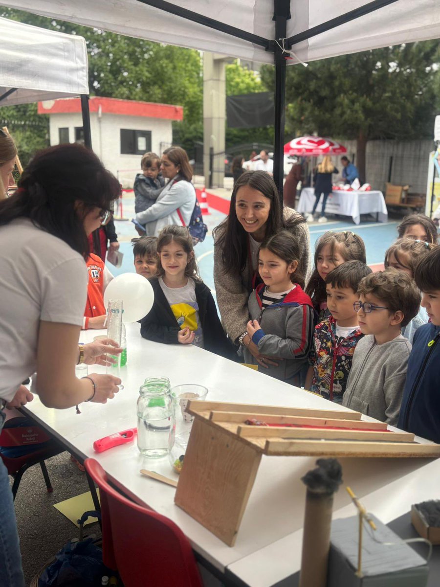 BursaBk's tweet photo. 📍BK Nilüfer Kampüsümüzde coşkulu bir Minifest gerçekleştirdik!
🎉 Bilim ve sanat dolu bu özel günde öğrencilerimizle bir araya gelmenin mutluluğunu yaşadık.
#Minifest #BilimVeSanat #BKNilüfer #GeleceğinYıldızları https://t.co/Ynwo9BXOoO