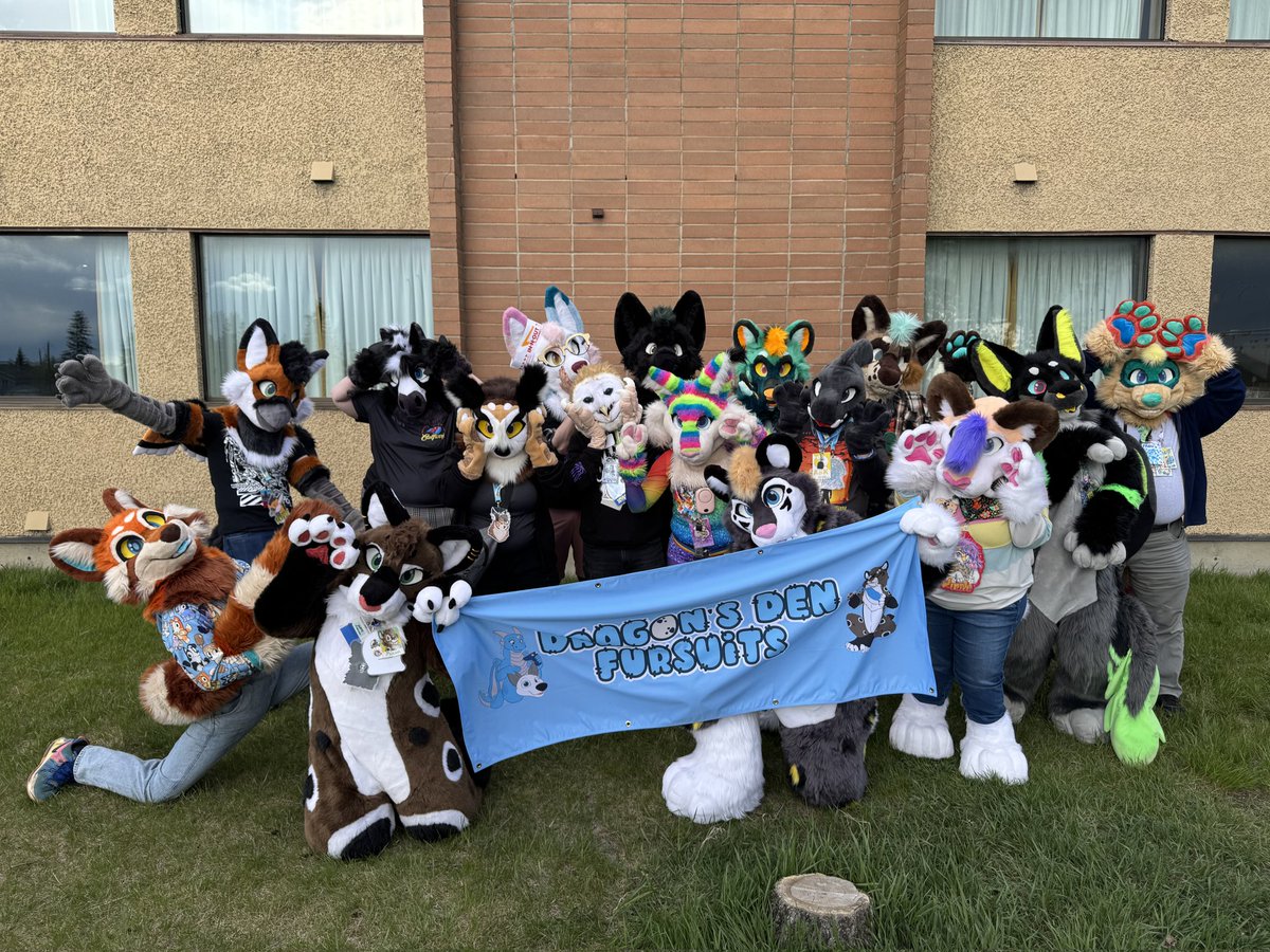 Eelowyn's tweet photo. Great turn out for the group picture at @CalfurryCanada! There were some DDF suits that didn't make it to the picture, but still lots around at this con! Love to see all the DDF suits, new and old! https://t.co/c9tHQiuqaH