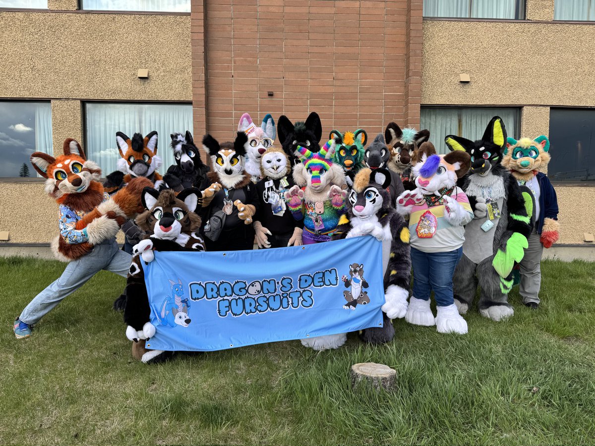 Eelowyn's tweet photo. Great turn out for the group picture at @CalfurryCanada! There were some DDF suits that didn't make it to the picture, but still lots around at this con! Love to see all the DDF suits, new and old! https://t.co/c9tHQiuqaH