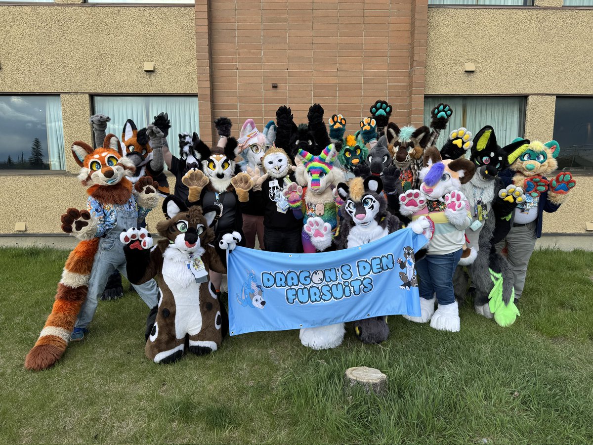 Eelowyn's tweet photo. Great turn out for the group picture at @CalfurryCanada! There were some DDF suits that didn't make it to the picture, but still lots around at this con! Love to see all the DDF suits, new and old! https://t.co/c9tHQiuqaH