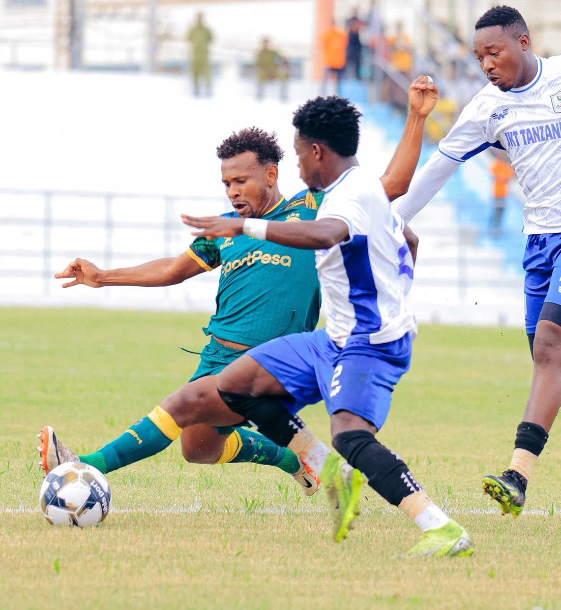 ibrakasuga's tweet photo. Dakika 45’ kwenye nafasi za wazi za kufunga ilikuwa ni Yanga dhidi ya golikipa wa JKT Yakubu Suleiman. Yanga wamefanikiwa kui-beat defense ya JKT Tanzania kipa kipa tu Yakubu alikuwa kikwazo wananchi wameikamata game pande zote. 

HT: Yanga SC 1-0 JKT Tanzania https://t.co/fFRmtRlkz2