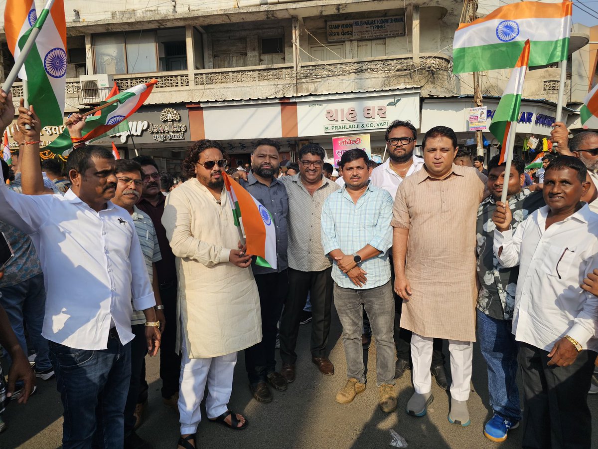 shilpeshD's tweet photo. આતંકવાદ સામે ઓપરેશન સિંદૂર દ્વારા સમગ્ર વિશ્વમાં મા ભારતીનું ગૌરવ વધારનાર આપણા વીર જવાનોના શૌર્ય અને બલિદાનને નમન કરવા આજે વાપી શહેર ખાતે ભવ્ય તિરંગા યાત્રાનું આયોજન કરવામાં આવ્યું.

આ યાત્રામાં ઉપસ્થિત રહી ભારતમાતાની વંદના કરવાનો ગૌરવ પ્રાપ્ત થયો. https://t.co/1SxWQQYufh
