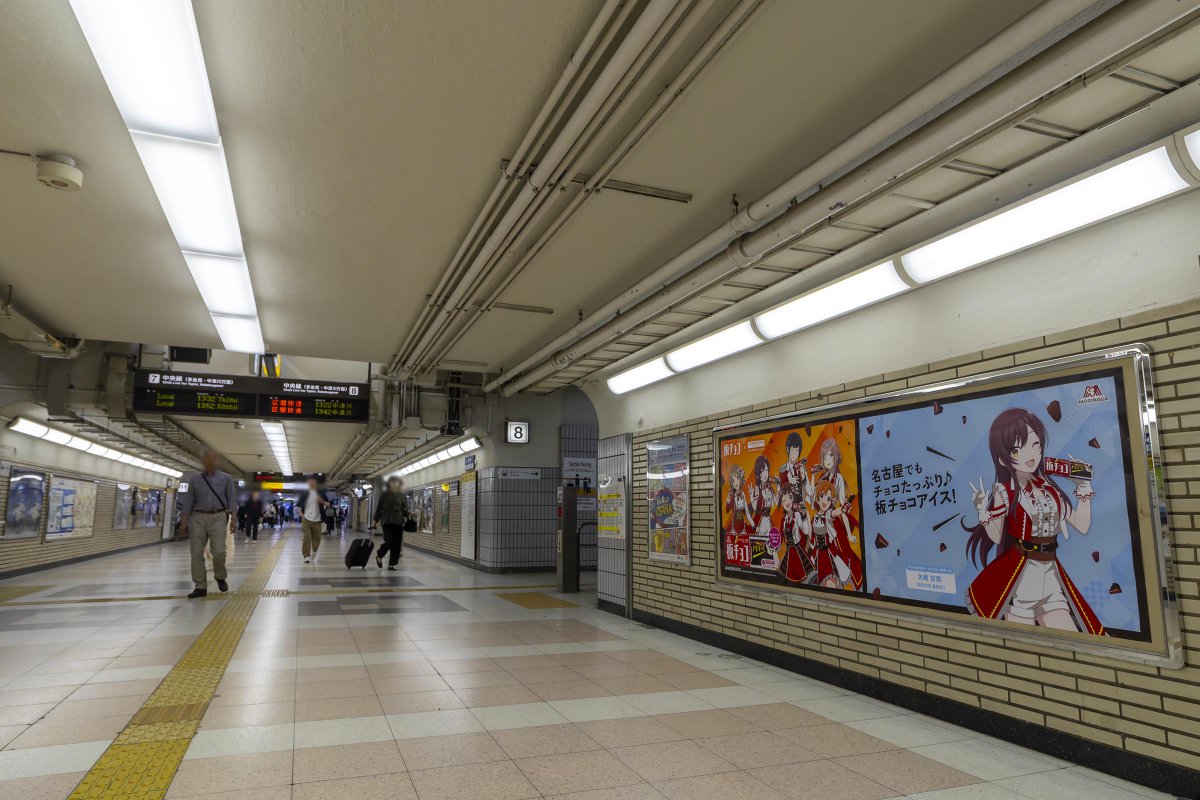 森永・「板チョコアイス」×アイドルマスターシリーズ広告 JR名古屋駅