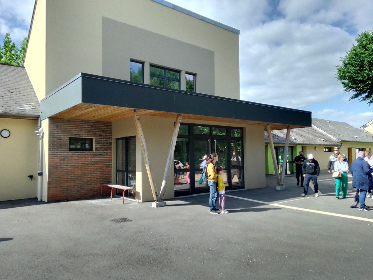 Prefet27's tweet photo. #Éducation | Les locaux de l’école 👩🏫 de #Croth dans l’#Eure ont été inaugurés hier.
✅Des locaux performants pour mieux accueillir les 130 élèves de la maternelle au CM2.
🤝Un chantier de 2M€ financé avec + de 600 000 € de l’État https://t.co/qxAyvJr2xH