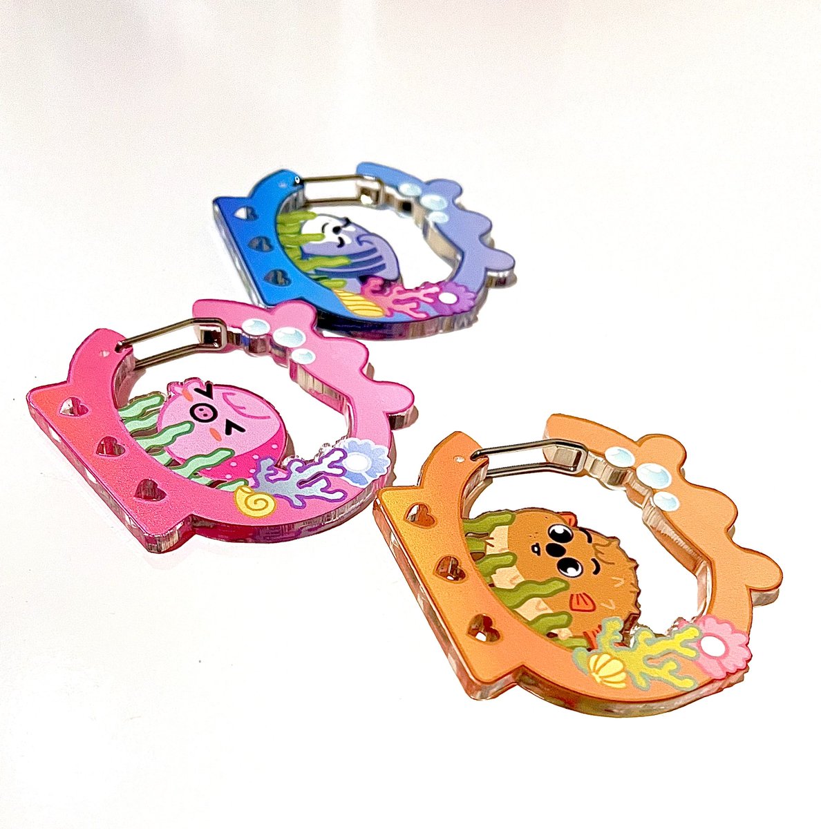 Ros_J_One's tweet photo. Another Happy Mail!!! ˗ˏˋ ♡ ˎˊ˗

Beli carabiner super gemashhh di kak @binchanroom_ 
Lucu bgttttt aku gemes liatnya, terus bahan carabinernya bagus banget akriliknya????? Tebel juga!!!! Thank you so much kak, anak2 ikan ini akan aku sayang 🥹🤏🏻 https://t.co/MrMWO1nQZZ
