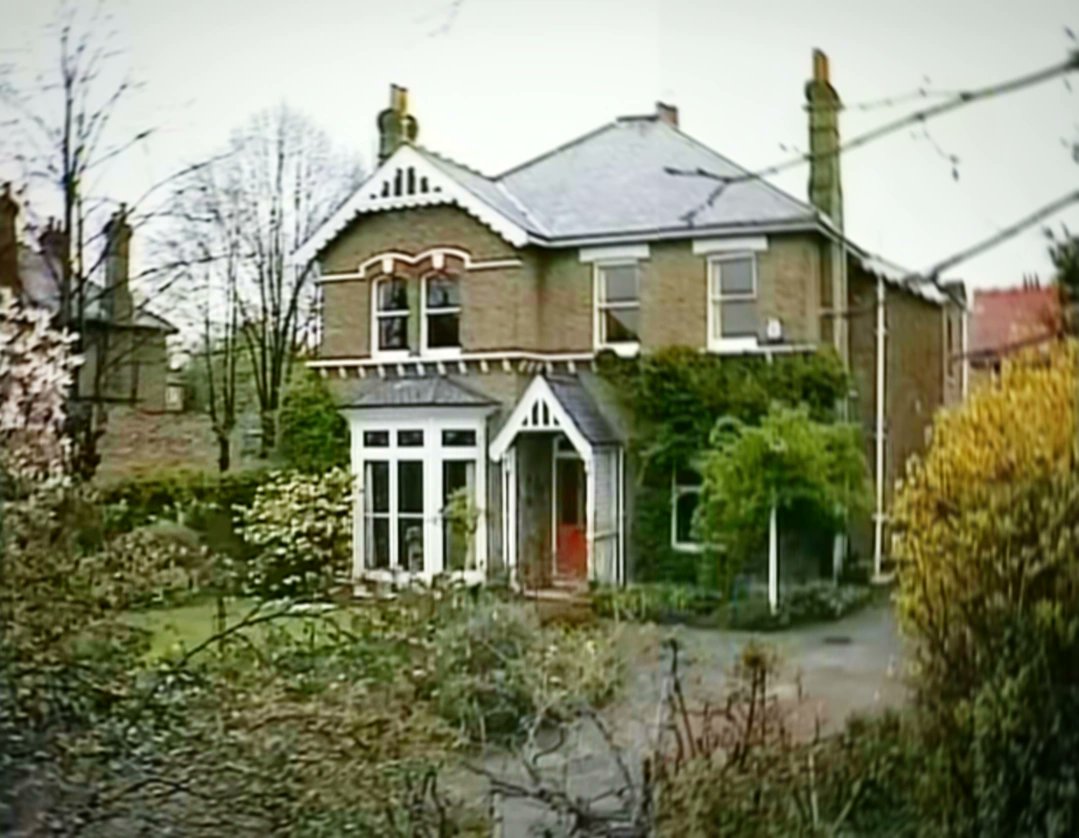 WhosThatGav's tweet photo. 58 Burdock Avenue, Barnes, apparently. #FreshFields 📺 https://t.co/jrvalgaeNj