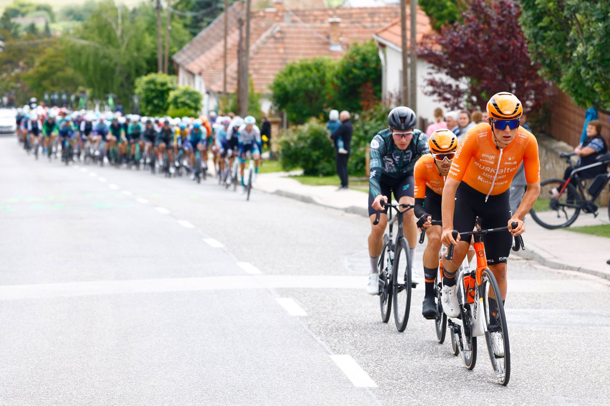 Euskaltel Euskadi Team (@euskaltelteam) on Twitter photo #TdH100 / #4JDD
🔜🏁Azken kiometroetan sartuta Hungarian zirkuitu teknikoak erabakiko du etapa. Gure txirrindulariak saiatu dira egunean zehar.
🚴En Dunkerque restan 50 kilómetros para meta donde nos aguarda también un técnico circuito al final.
📸 <a href="/SprintCycling/">SprintCycling</a> #TdH100 / #4JDD
🔜🏁Azken kiometroetan sartuta Hungarian zirkuitu teknikoak erabakiko du etapa. Gure txirrindulariak saiatu dira egunean zehar.
🚴En Dunkerque restan 50 kilómetros para meta donde nos aguarda también un técnico circuito al final.
📸 <a href="/SprintCycling/">SprintCycling</a>