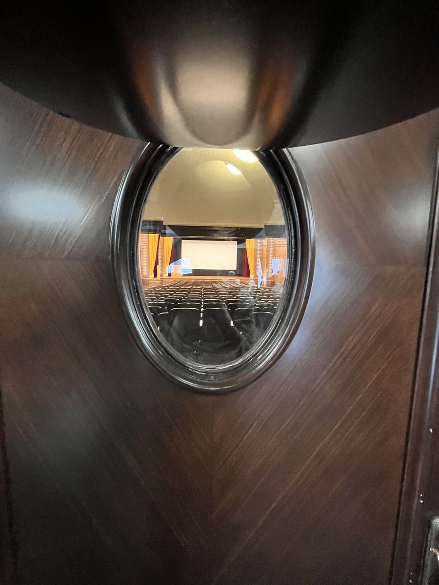 kz_db185's tweet photo. 明治生命館7階講堂
思い立って予約してみた。
案外スムーズに見学出来ました。

＃楕円祭
 #東京建築祭 https://t.co/j4KG7131tJ