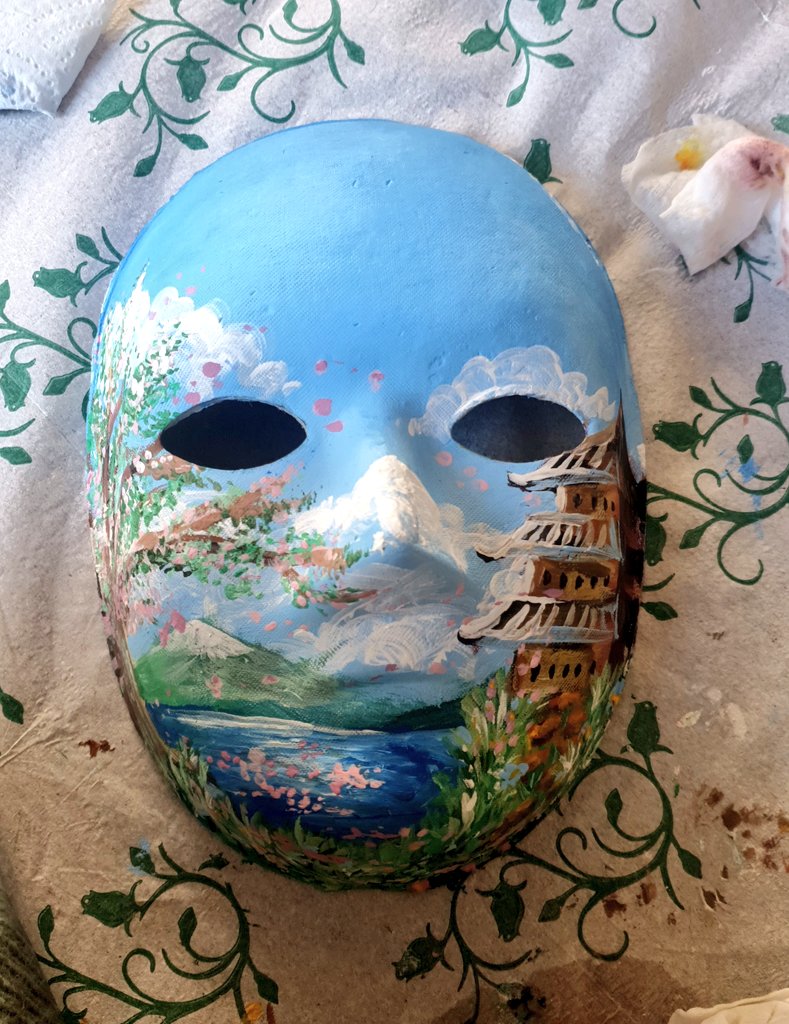 cometsheep's tweet photo. I painted a mask today https://t.co/y4dNkYyrl4