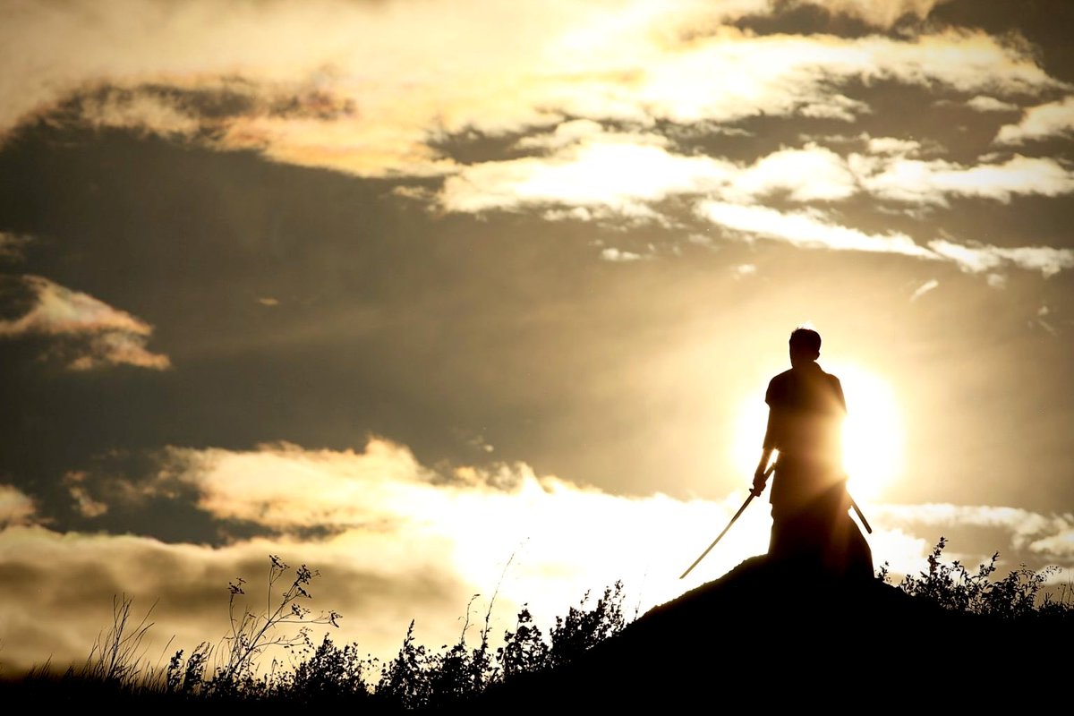 «No nos atañe dominar todas las mareas del mundo, sino hacer lo que está en nuestras manos por el bien de los días que nos ha tocado vivir, extirpando el mal en los campos que conocemos, y dejando a los que vendrán una tierra limpia para la labranza.»

— 𝐽.𝑅.𝑅. 𝑇𝑜𝑙𝑘𝑖𝑒𝑛