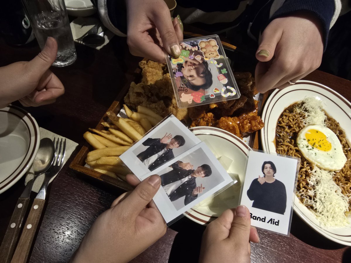 양념반후라이드반‼️‼️‼️‼️
과
건반
과
햇반
ㄴ윤도운 와서 결제해줘(?)