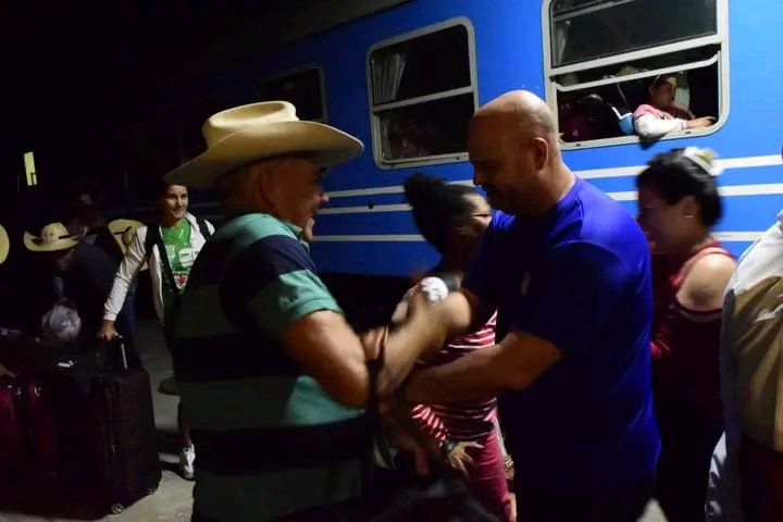 Miguel Colina (@colina_vclara) on Twitter photo 🇨🇺Recibimos esta madrugada a los campesinos de #JuntosPorVillaClara que nos representaron en el XIII Congreso de la <a href="/anap_cuba/">Asociación Nacional de Agricultores Pequeños</a>. Hombres y mujeres que se ganaron la sede nacional de las actividades por su día, gracias a su esfuerzo y compromiso. ¡Bienvenidos! 🇨🇺Recibimos esta madrugada a los campesinos de #JuntosPorVillaClara que nos representaron en el XIII Congreso de la <a href="/anap_cuba/">Asociación Nacional de Agricultores Pequeños</a>. Hombres y mujeres que se ganaron la sede nacional de las actividades por su día, gracias a su esfuerzo y compromiso. ¡Bienvenidos!