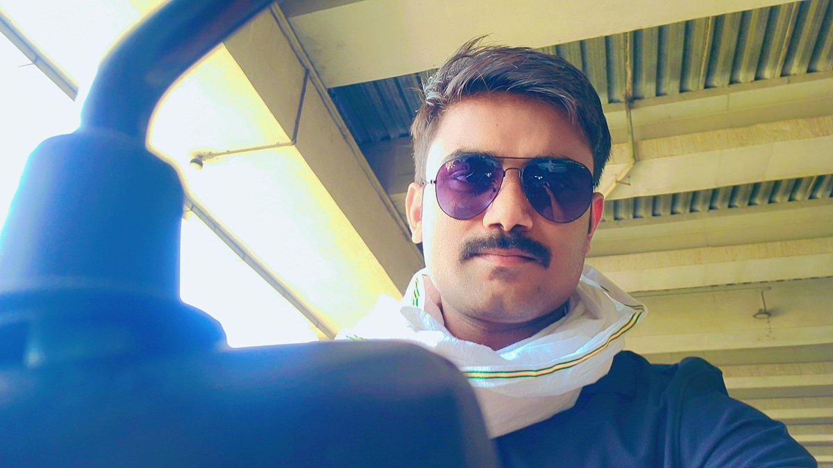 amankmryadav's tweet image. वे चीजें जिनसे हमें कभी बेहद प्यार था , उनके प्रति दाखिल हमारी ये कठोर चुप्पियां चीख चीख कर यही तो बयां कर रही हैं, कि कितना कुछ था, जो हम कहना चाहते थे। 
कुल जमा मसला है ये कि इस कागजी संसार में ऐसे दो पन्ने भी मुफीद नहीं हुए , जहां मैं अपनी व्यथाओं के तस्करे दर्ज कर सकता!
- अमन