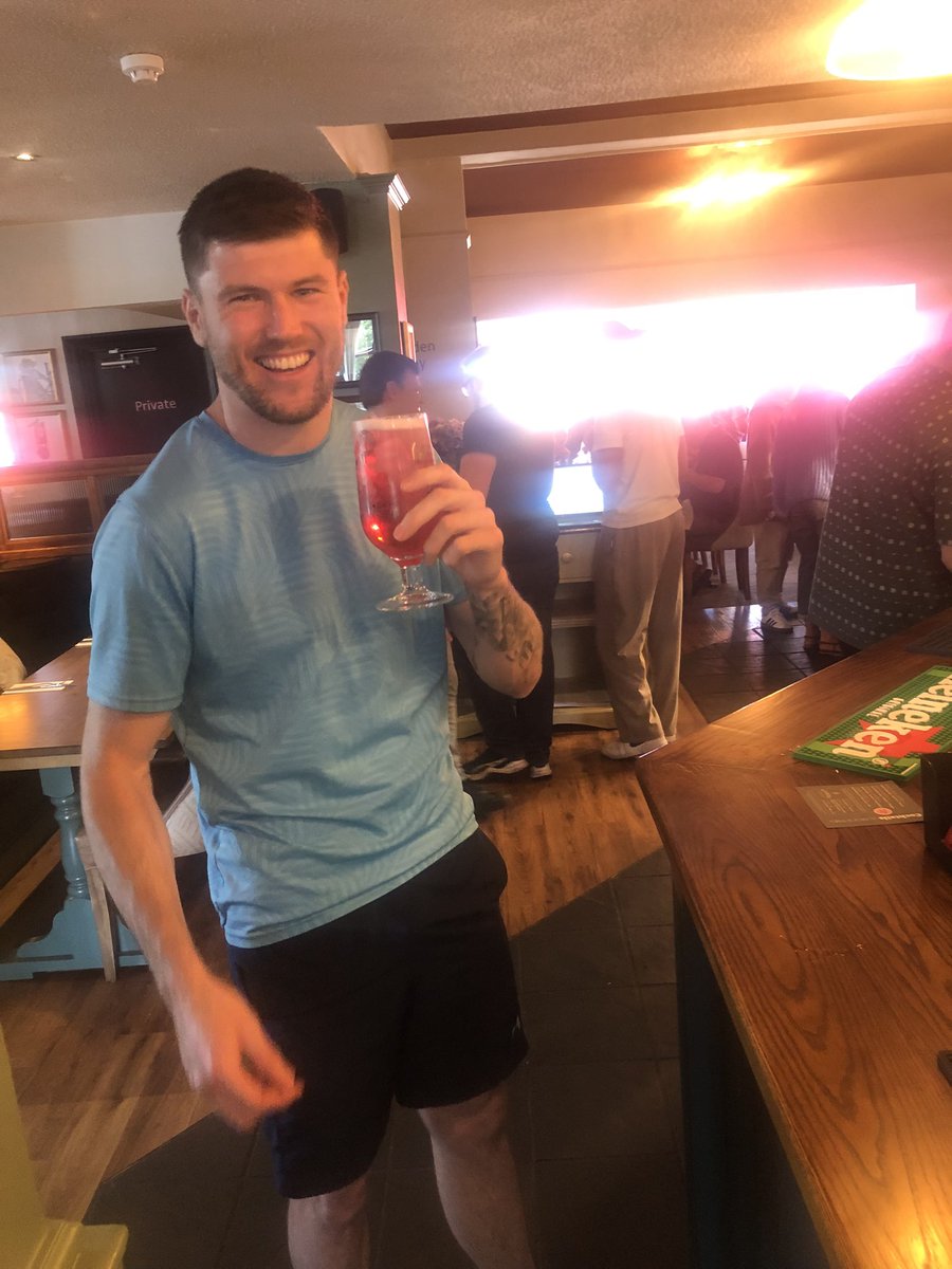 The money this gezzer getting offered and am still getting the ale in <a href="/Matty1994/">Matty</a> tight arse!! 🤣💙