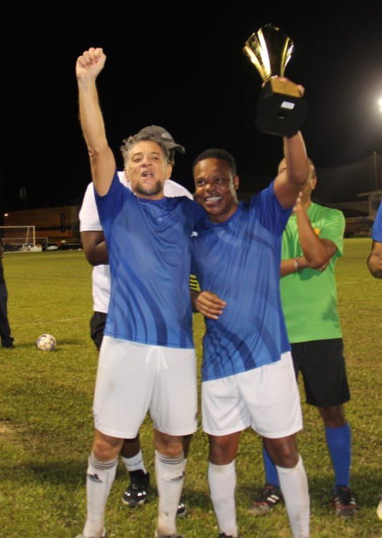 Warmest farewell to my dear friend <a href="/AmeryABrowne/">Amery Browne</a>, outgoing Minister of Foreign Affairs of Trinidad &amp; Tobago.
🇦🇷🇹🇹
Amery is a great diplomat, strongly committed to build bridges of dialogue between the Caribbean and Latin America.
See you soon at the football field, my brother!