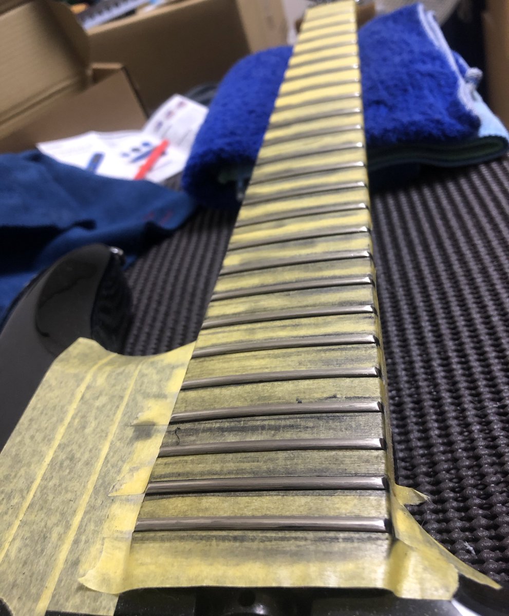 ktkn_cute's tweet photo. リューターを仕入れたので最終仕上げ
日に日に増えていく工具類……

フェルトで研磨した後、フレットバターで全体を磨いてならした https://t.co/q8eui9fFcm