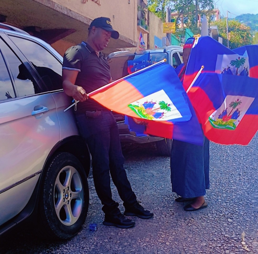 andy_marcelus8's tweet photo. Nan okazyon Fèt Drapo a 🇭🇹, mwen te gen plezi rankontre yon bèl Dam ki se machann drapo. Li te pataje ak anpil fyète lanmou li pou drapo a, e jan jounen an gen anpil valè pou li.  
Mwen te pwofite achte kèk drapo nan men l epi remèsye l pou bèl lespwa ak enèji li pou peyi a. https://t.co/qfd4nMZSPE