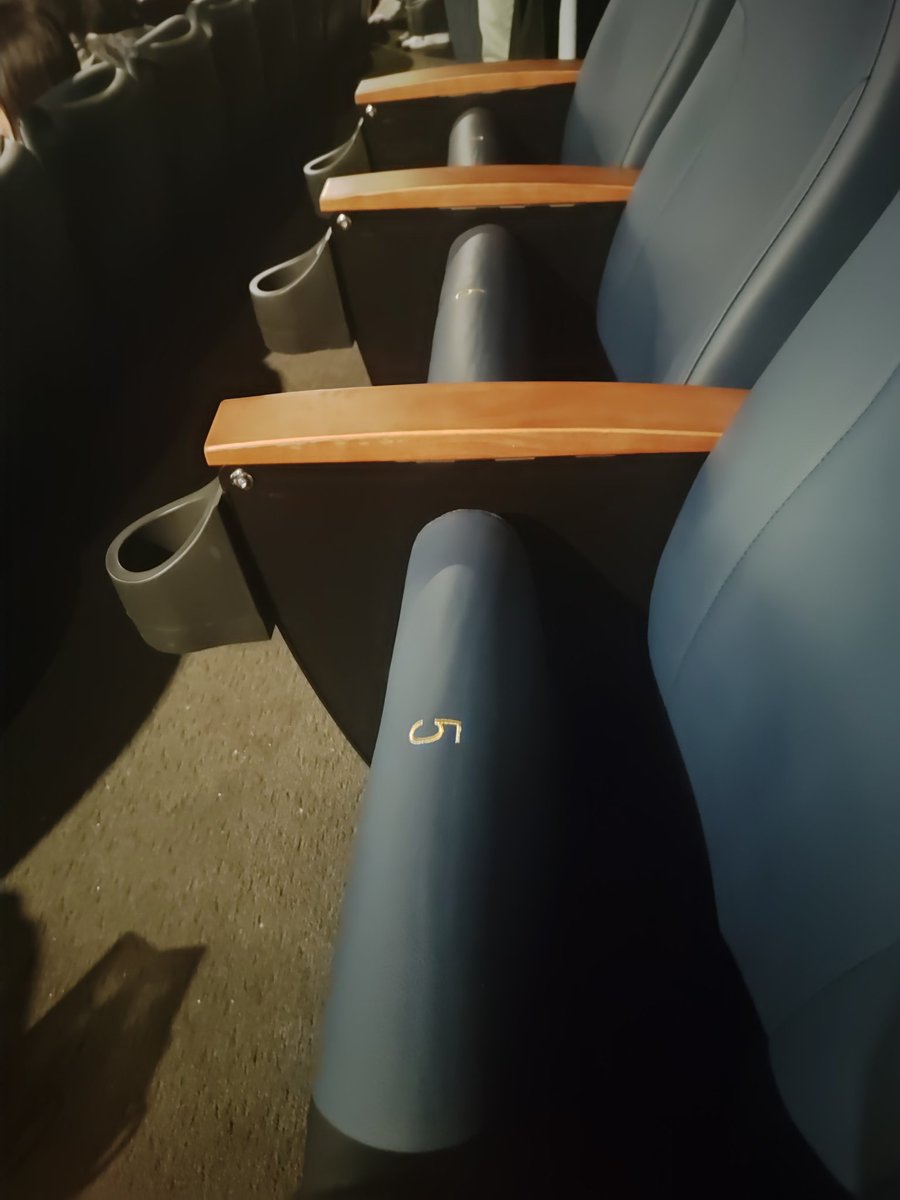 alaninee_'s tweet photo. please if you don't want to come or think you won't make it, DON'T APPLY FOR THE RAFFLE. this is my section and I was alone. https://t.co/UxU7ik1sql