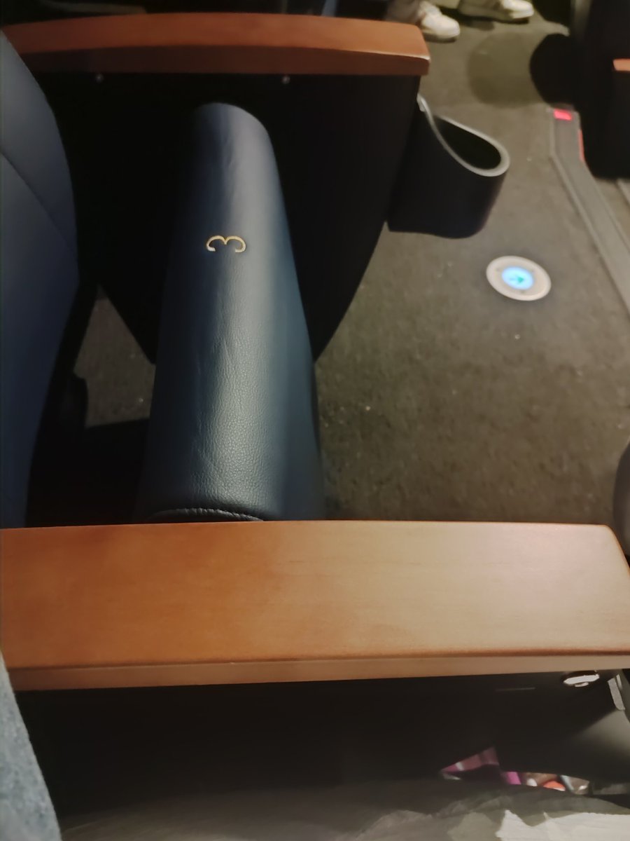 alaninee_'s tweet photo. please if you don't want to come or think you won't make it, DON'T APPLY FOR THE RAFFLE. this is my section and I was alone. https://t.co/UxU7ik1sql