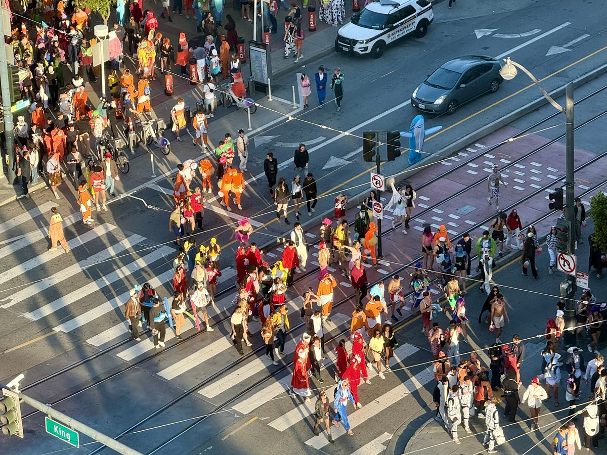 SteveScottNEWS's tweet photo. #BaytoBreakers participants, wearing their funny costumes, stream out of the Caltrain station at 4th &amp; King at 7am! #SanFrancisco https://t.co/h7AlBMBx7q