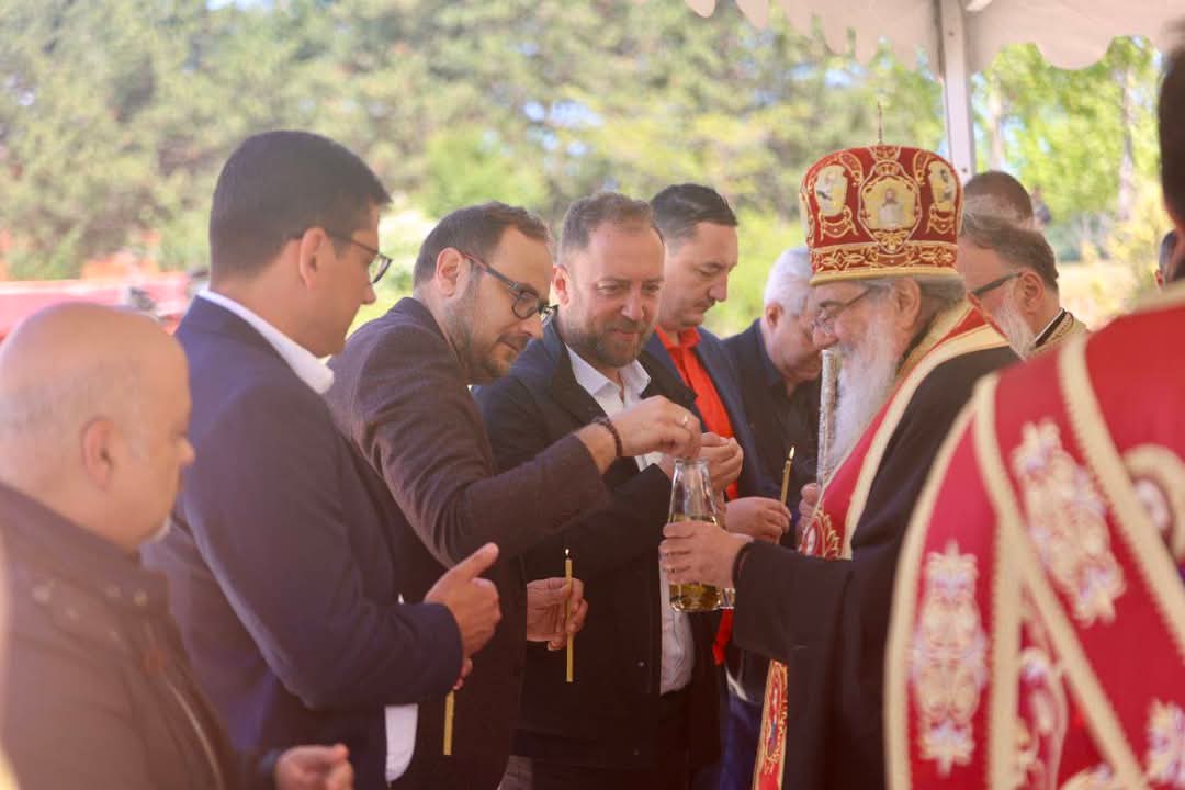 Во присуство на премиерот проф.д-р Христијан Мицкоски, неговото Високопреосвештенство Митрополитот Повардарски Агатангел заедно со свештенството ставија камен темелник на црквата Лазарево Воскресение на градските гробишта во с.Раштани.
За многу години!