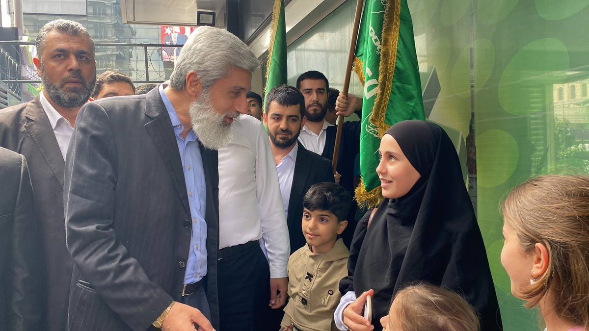 Bu fotonun içindeki o güzellikten ziyade anlamlı bakışların olduğu bir foto 
Çok kıymetli Rebeka kardeşimizin kızlarının olduğu bir foto Vefa 🤍
AlparslanHoca İstanbulda 
#FurkanKonferansları