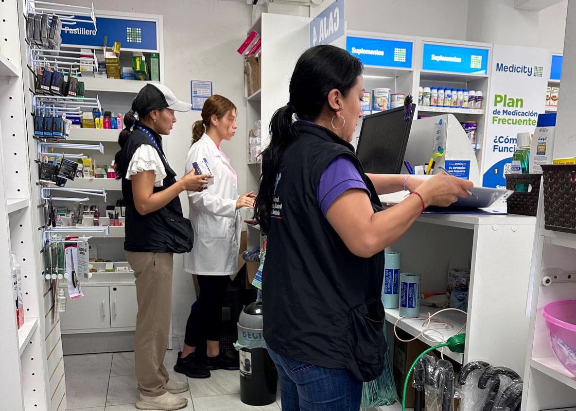 ¡Cuidamos la calidad de medicamentos para #Arajuno! 🔎💊

Inspeccionamos farmacias de este cantón de #Pastaza para vigilar las buenas prácticas de dispensación de fármacos, además de socializar la campaña #TómaloEnSerio a su personal.

#LaRecetaSeRespeta
#ElNuevoEcuador 🇪🇨