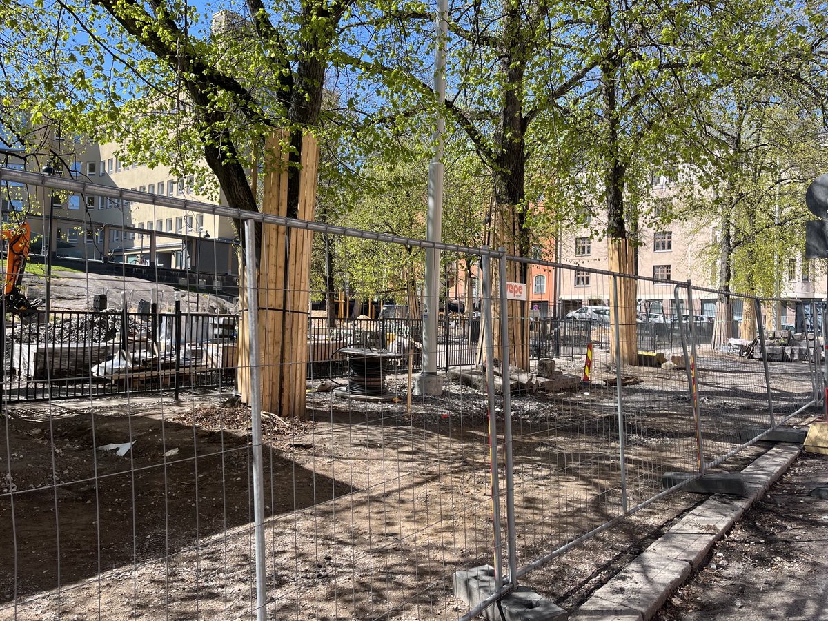 Joskus puistoissa leikkivät lapset. Nykyään aikuiset.