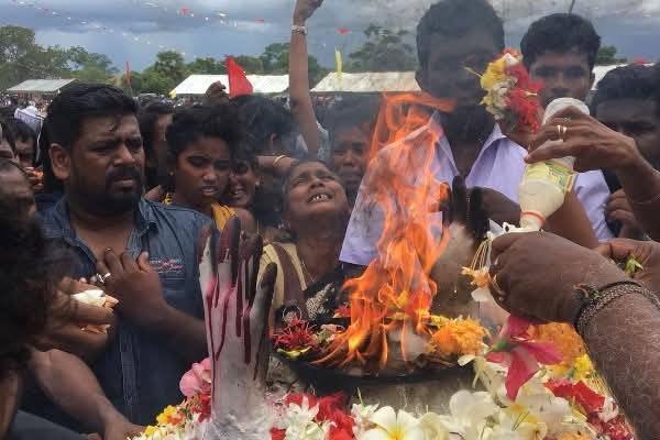 வலியிற் பெரு வலி !!
#முள்ளிவாய்க்கால் #May18
பெருந்துயரின் மறக்கமுடியாப் பெருவலியையும் ஒன்றாய்க் கொன்று குவிக்கப்பட்ட உறவுகளின் பிரிவையும் என்றும் சுமந்திருக்கும் மண்ணில் இன்னமும் இரத்த வாடை இருக்கிறது.
கண்ணீரால் ஒவ்வோர் ஆண்டு கழுவினாலும் அது போகாது.